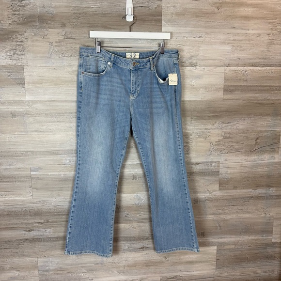 Free People We The Free Liv Crop Flare Jeans in Etna Blue - Size 32 - Picture 5 of 6